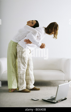 Uomo cerca e non riesce a sollevare la donna sul retro Foto Stock