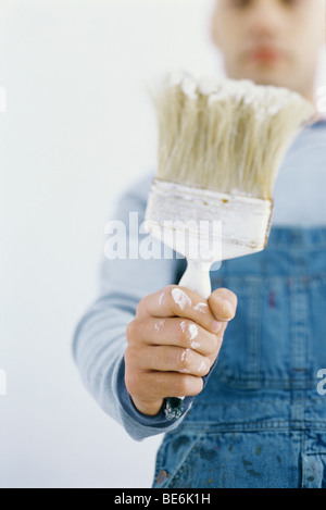 L'uomo tenendo in mano il pennello Foto Stock