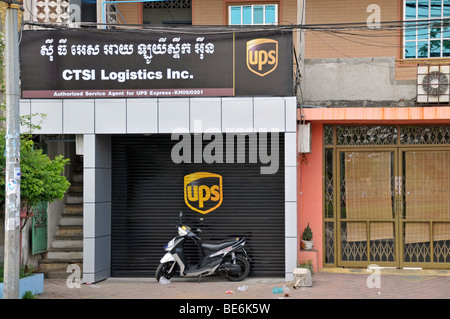 Ramo e il veicolo di erogazione di ups United Parcel Service, Phnom Penh, Cambogia, Asia Foto Stock