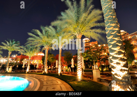 Cortile con alberi di palma, Grand Resort Hotel, Hurghada, Egitto, Africa Foto Stock