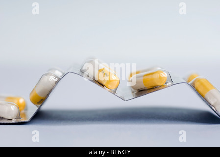 Blister contenente capsule di un farmaco antivirale (un inibitore della neuraminidasi) usato per il trattamento di influenza A(H1N1) Foto Stock