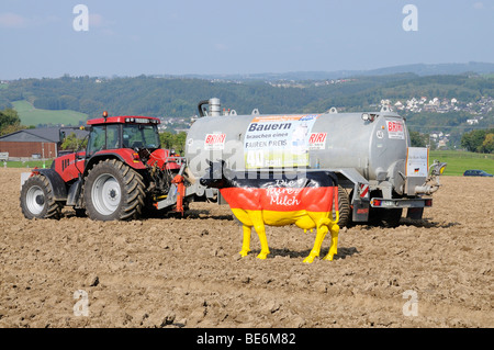 Gli agricoltori del settore lattiero che protestavano per la fiera i prezzi del latte, Overath, Rheinisch-Bergische Kreis, Renania settentrionale-Vestfalia, Germania, Europa Foto Stock
