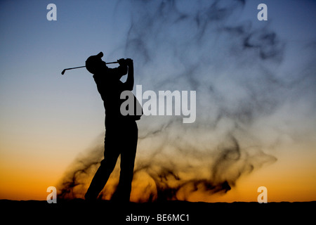 Silhouette di un golfista a fine giornata Foto Stock