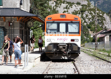 Ferrovie spagnole treno RENFE a Canfranc stazione sciistica nei Pirenei Foto Stock