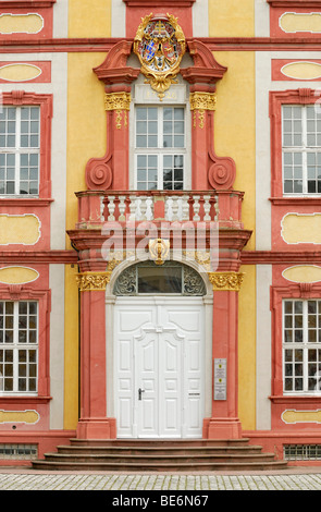 Ingresso di un edificio laterale, ora la corte distrettuale, Schloss Bruchsal Palace, principe-residenza del vescovo, Bruchsal, Baden-Wuerttembe Foto Stock