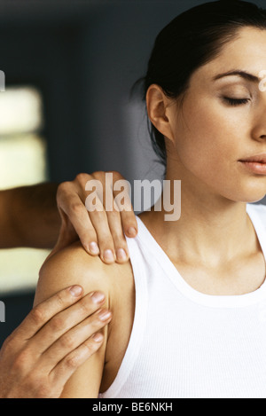 Donna con spallamento massaggiato Foto Stock