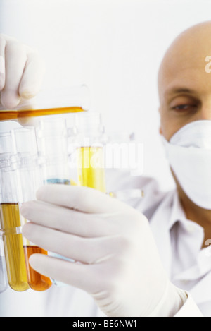 Tecnico di laboratorio il trasferimento di liquido al tubo di prova Foto Stock