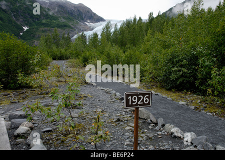 Exit Glacier, Seward, Alaska. Rivelando il ritiro dei ghiacci, segno mostra il punto in cui il ghiacciaio esteso a nel 1926 Foto Stock