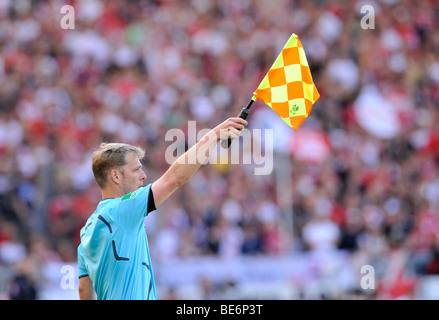 Per guardafili, assistente arbitro Thorsten Schiffner indicando fuorigioco con una bandiera Foto Stock