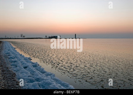 Tramonto in inverno in Podersdorf am See, il lago di Neusiedl, Neusiedlersee, Burgenland, Austria, Europa Foto Stock