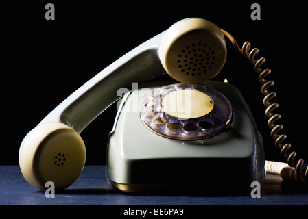 Telefono rotante con ricevitore sganciato, still life Foto Stock