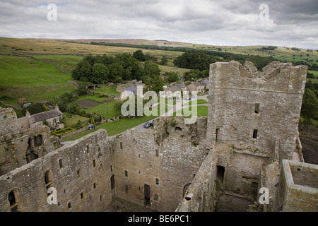 Vista dall'alto delle mura oltre le rovine del castello, case di villaggio e bellissimo paesaggio - Bolton Castle, Wensleydale, North Yorkshire, Inghilterra, Regno Unito. Foto Stock