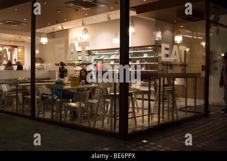 Mangiare. Il real food company sandwich shop Oxford Street a Londra di diramazione Foto Stock