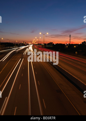 Gardiner Expressway autostrada durante il tramonto Foto Stock