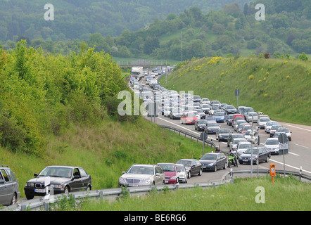 Inceppamento di traffico sulla A 81 Leonberg-Heilbronn prima di Engelberg tunnel dopo un incidente, Baden-Wuerttemberg, Germania, Europa Foto Stock