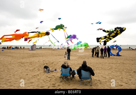 Gli spettatori a guardare un kite festival a Margate Beach nel Kent. Foto di Gordon Scammell Foto Stock