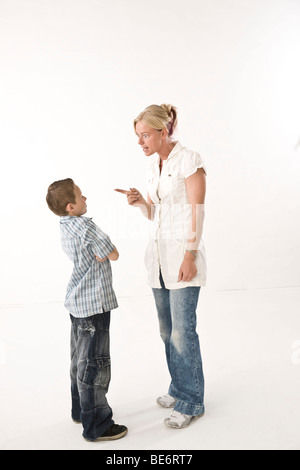 Padre scolding suo figlio Foto Stock