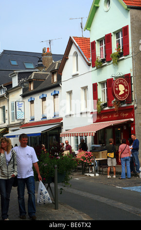 Ristorante su Rue de La Ferte, St Valery sur Somme, Somme, Francia, Europa Foto Stock