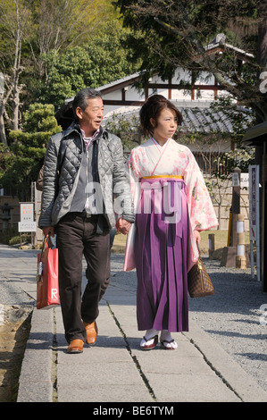 L'uomo con la donna in un kimono e hakama presso il Tempio Kodaiji, Higashiyama, Kyoto, Giappone, Asia Foto Stock