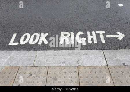 Guardare a destra, strada di marcatura per pedoni, London, England, Regno Unito, Europa Foto Stock