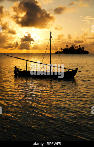 Silhouette, in barca al tramonto, Maldive isola, South Malé Atoll, Rihiveli, Maldive, Asia, Oceano Indiano Foto Stock