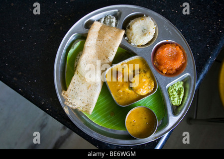 Mini ristorante Tiffin, Sud tipico pasto indiano in India Vellore Foto Stock