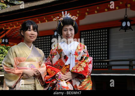 Sposa che indossa un kimono tradizionali, con relativa in un matrimonio scintoista nel santuario Yasaka, Parco di Maruyama, Kyoto, Giappone, Asia Foto Stock
