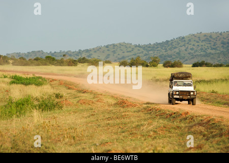 Land Rover Defender guidando attraverso il Kabwoya riserva faunistica in Uganda occidentale. Foto Stock