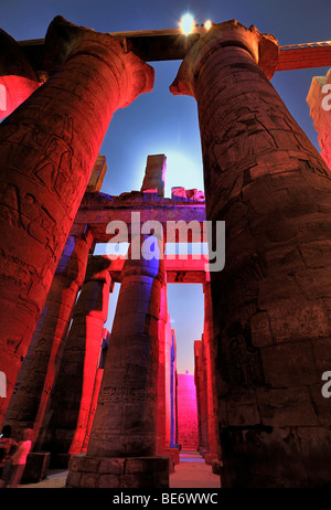 Luce che mostra nel Tempio di Karnak, Valle del Nilo, Luxor, Egitto, Africa Foto Stock