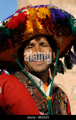 Acqua sorridente venditore uomo marocchino in costume tradizionale piazza Djemma El Fna o El-Fná Square marrakech marocco Foto Stock