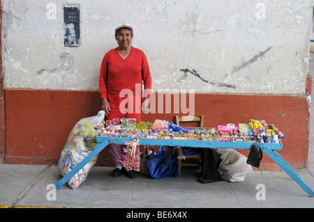 CAJABAMBA PERÙ - 5 settembre: strada peruviana fornitore, il 5 settembre 2009 Foto Stock