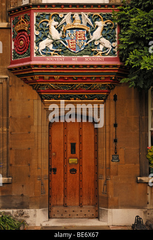 Stemma di decorazione su una finestra di baia, ingresso al Master's Lodge in Cristo's College di St. Andrews Street, Cambridge, Cam Foto Stock