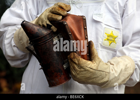 Foto di Mark Passmore. 19/09/2009. Immagine generica di un fumatore detenute da un apicoltore. Foto Stock