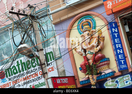 Indian energia elettrica i cavi nella parte superiore della strada di Puttaparthi. Andhra Pradesh, India Foto Stock