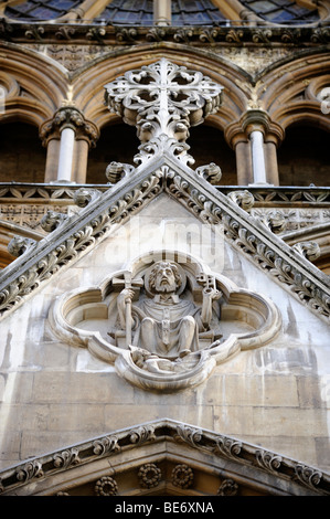 Scultura in pietra sopra l'ingresso nord l'Abbazia di Westminster, Londra, Inghilterra, Regno Unito, Europa Foto Stock