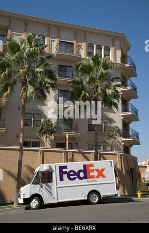 Federal Express furgone parcheggiato al di fuori del blocco di appartamenti a Los Angeles Foto Stock