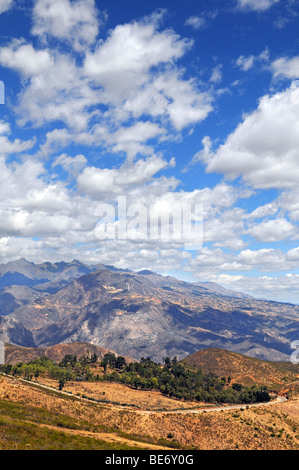 Colorato paesaggio delle montagne di Cajabamba nelle Ande del nord del Perù Foto Stock