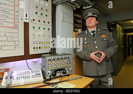 Guida del museo in uniforme di un importante della Staatssicherheit la sicurezza nazionale, la Stasi, museo Bunkermuseum Frauenwald, Th Foto Stock