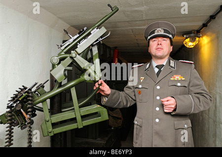 Guida del museo in uniforme di un importante della Staatssicherheit la sicurezza nazionale, la Stasi, museo Bunkermuseum Frauenwald, Th Foto Stock