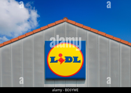 Colmo del tetto di un negozio Lidl con il logo di Lidl Foto Stock