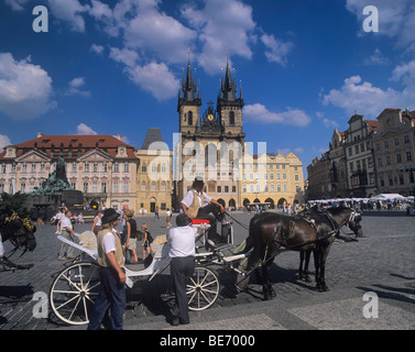 Repubblica ceca, cocchieri in attesa di una tariffa a Staromestske namesti, la Piazza della Città Vecchia con vista del Teyn guglie della chiesa Foto Stock