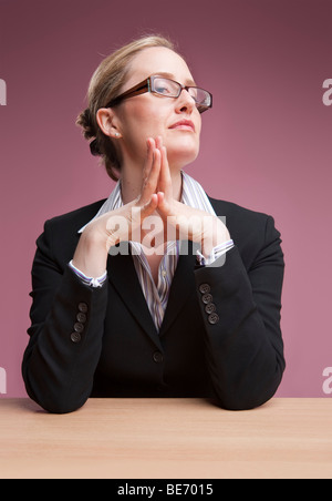 Il boss femmina guardando la telecamera con fiduciosa espressione Foto Stock