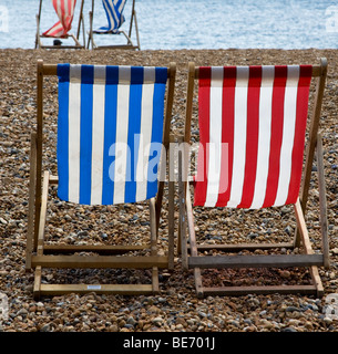 Svuotare sdraio sulla spiaggia di ghiaia a Brighton in Sussex Foto Stock