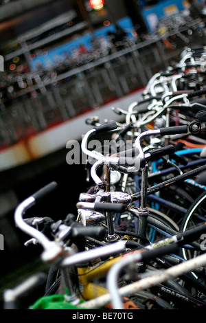 Biciclette parcheggiate in Amsterdam Foto Stock