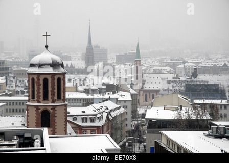 Paesaggio Innevato con Liebfrauenkirche Chiesa di Nostra Signora, Liebfrauenstrasse street, Neue Kraeme, Frankfurt am Main, Hesse, germe Foto Stock