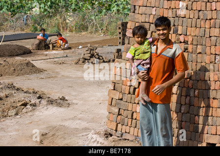 Fare mattoni di fango di Daulatabad vicino a Aurangabad India Foto Stock