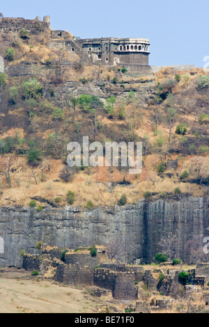 Pareti e di Mughal Pavilian nella Cittadella a Devagiri forte di Daulatabad vicino a Aurangabad India Foto Stock