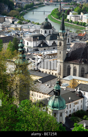 Vista dalla Festung fortezza Hohensalzburg sulla città storica con Franziskanerkirche chiesa francescana, Kollegienkirche co Foto Stock