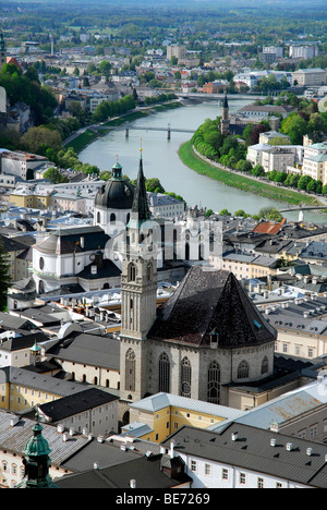 Vista dalla Festung fortezza Hohensalzburg sulla città storica con Franziskanerkirche chiesa francescana, Kollegienkirche co Foto Stock