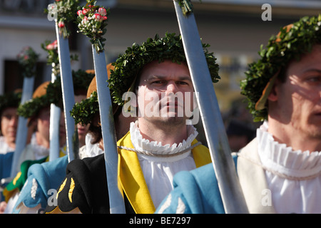 Storico di danza spada, Georgiritt, George's Ride, lunedì di Pasqua processione, Town Square di Traunstein, Chiemgau, Alta Baviera, Foto Stock